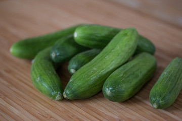 Minisalatgurken auf Bambusholzplatte