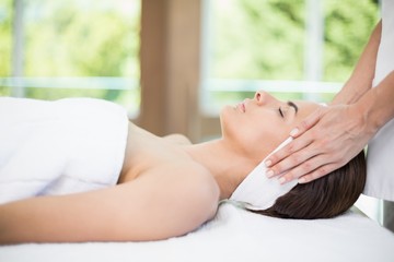 Obraz na płótnie Canvas Side view of woman receiving massage