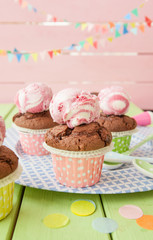 Kleine Schokoladen Muffins mit Eis