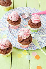 Kleine Schokoladen Muffins mit Eis