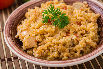 Spicy bulgur with mushrooms and chicken