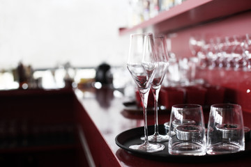 Gläser auf Bartheke