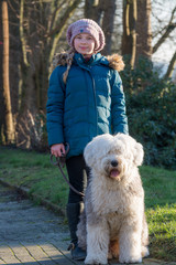 teenager mit ihrem hund an der leine