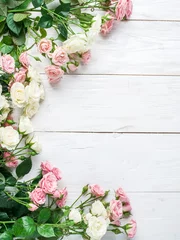 Crédence de cuisine en verre imprimé Roses Roses fraîches délicates sur le fond en bois blanc.
