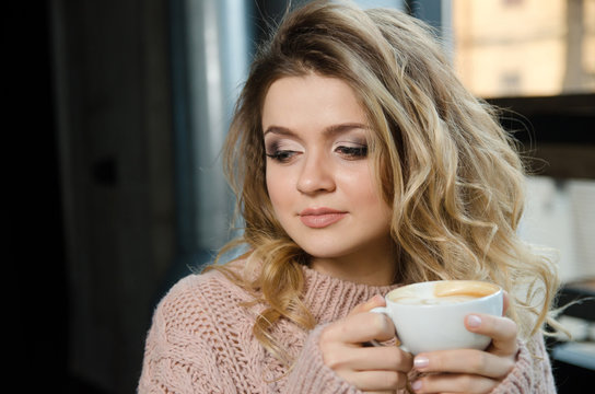 Coffee. Beautiful Girl Drinking Coffee in Cafe. Beauty Model