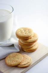 crackers cheese with milk between-meal edible
