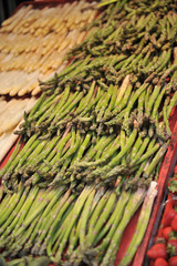 white and green asparagus