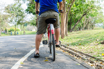 Fototapeta premium Young man on bike standing on citypark