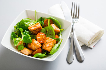 Salad with fresh spinach and grilled salmon