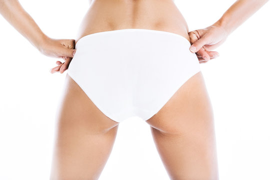 fesses de femme mince en culotte blanche