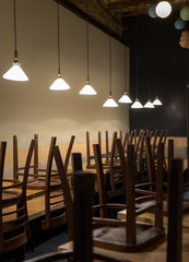 restaurante cerrado con sillas levantadas
