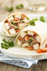 Chicken wraps with pesto and bacon