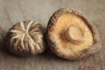 heap dried shiitake mushrooms