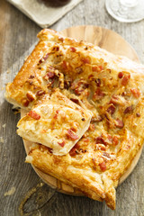 Tart with ham, onion and cheese