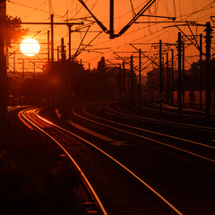 Sonnenuntergang über den Gleisen. Orange und dunkel.