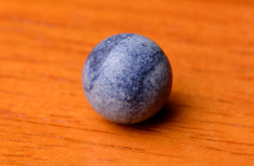 blaue Steinkugel