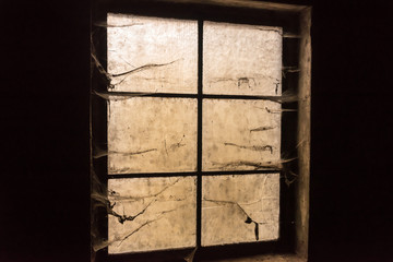 altes Fenster mit Spinnenweben