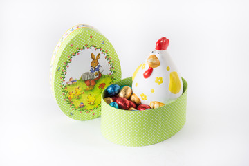 Scatola  di cartone verde  a forma di uovo decorata ripiena di ovetti  colorati di cioccolato con...