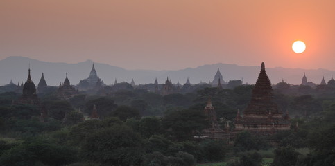 Die Tempel von Bagan in Myanmar bei Sonnenaufgang 