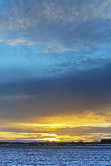Sonnenuntergang ueber den Feldern im Burgenland