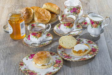 scone/scones avec thé et confiture sur service anglais