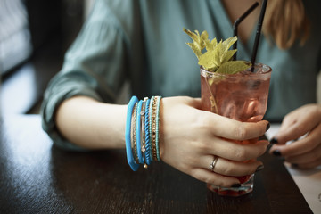 Девушка в кафе с браслетом © anfoto