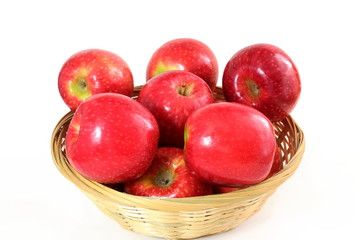 Fototapeta na wymiar red apple in bamboo basket on white background