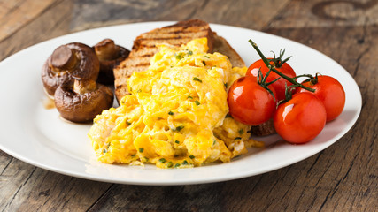 Rührei auf Toast - scrambled eggs on toast