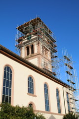 Fototapeta na wymiar Kirche mit Baugerüst bei Renovierungsarbeiten