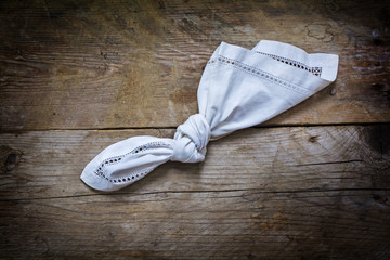 reminder, knot in handkerchief of white cloth on a rustic wooden background - obrazy, fototapety, plakaty
