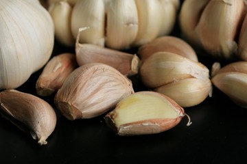 heaps with white garlic