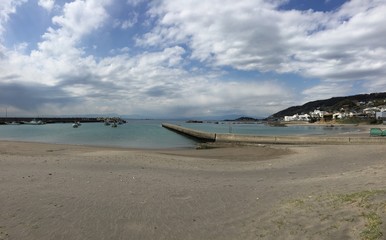 晴れた日ののんびりとした海岸