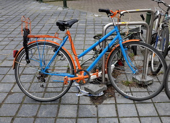 Fototapeta na wymiar Vélo orange et bleu