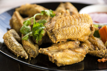 Fried chicken wings with sauce salad and tomatoes