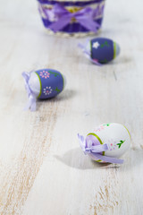 Obraz premium Easter eggs in a basket and flowers