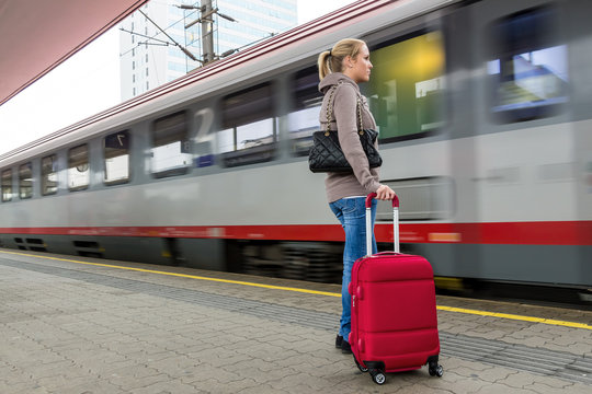Frau wartet auf Zug auf Bahnhof