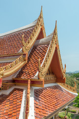 Fototapeta na wymiar Teilansicht der Wat Chalong Tempelanlagen auf der Insel Phuket vor blauem Himmel