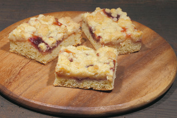 Crumble cake with a filling of jam