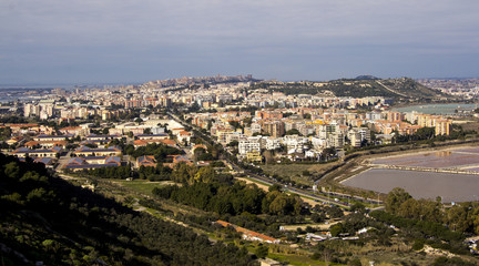 Fototapeta na wymiar Panoramica di Cagliari e parte dello stagno di Molentargius