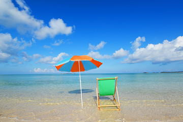 沖縄の青い海とビーチパラソル