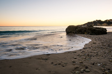 Wellen und Meer am Strand von Portugal