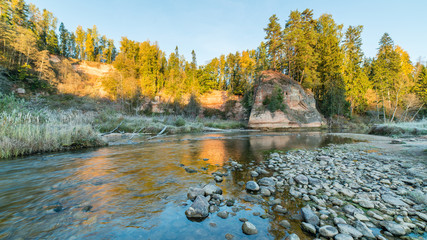 Obraz premium klify z piaskowca w parku narodowym Gauja