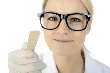 Arzt mit Holzspatel zur Untersuchung von Mund, Rachen und Mundraum