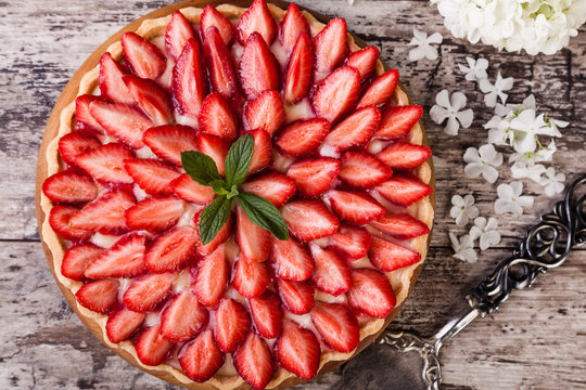 Tart with strawberries
