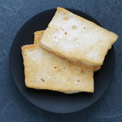 Assiette de tofu frit sur ardoise