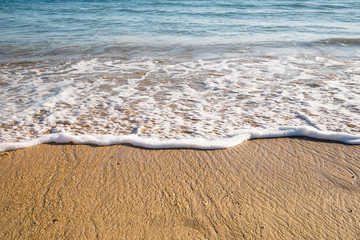 Strand mit Wasser und Wellen
