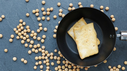 Tofu frit dans une poêle sur ardoise