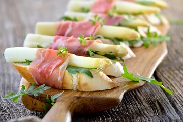 Garden poster Buffet, Bar Canapes mit weißem Spargel und italienischem Prosciutto - Canapes with white asparagus and Italian prosciutto