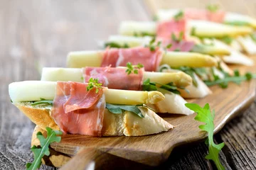 Fototapete Buffet, Bar Canapes mit weißem Spargel und italienischem Prosciutto - Canapes with white asparagus and Italian prosciutto