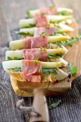 Acrylic prints Buffet, Bar Canapes mit weißem Spargel und italienischem Prosciutto - Canapes with white asparagus and Italian prosciutto